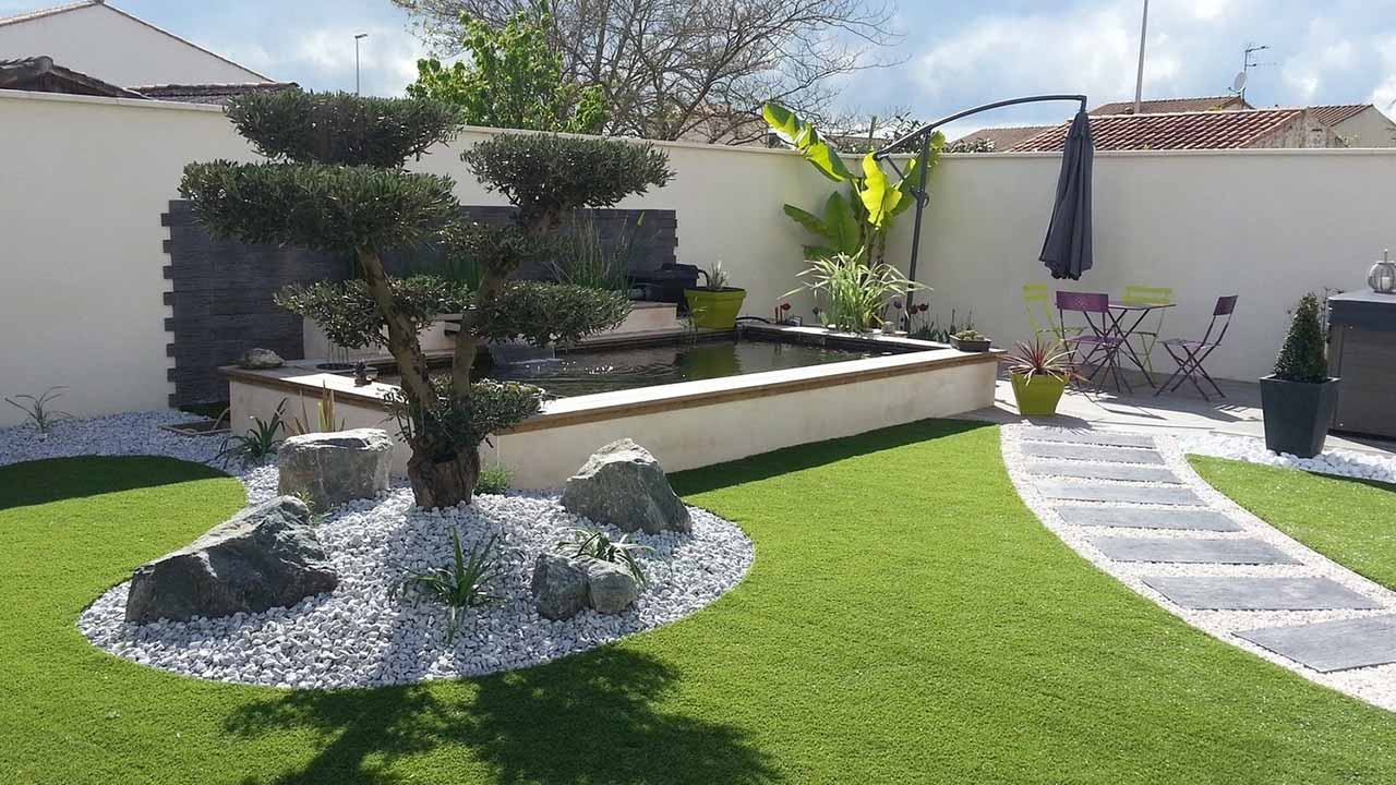 Jardin avec arbre central et point d'eau