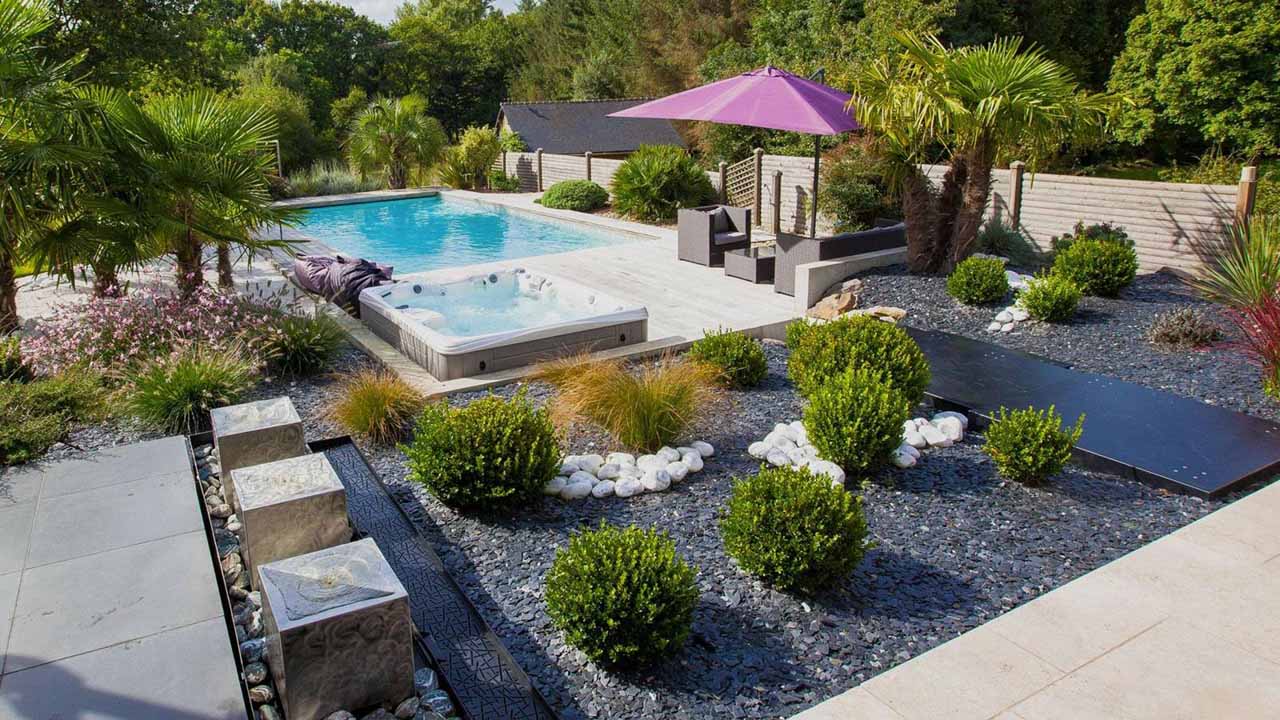 Piscine et jacuzzi avec vegetation